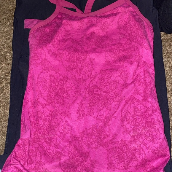 Lululemon top and leggings fits like a medium - Picture 3 of 4